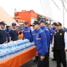 ปทุมธานี-ผู้บัญชาการทหารสูงสุด ลงพื้นที่ตรวจติดตามสถานการณ์อุทกภัยพร้อมมอบถุงยังชีพให้ผู้ประสบอุทกภัย ในพื้นที่อำเภอสามโคก