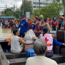 หน่วยแพทย์ลอยน้ำ เคลื่อนที่กองทัพไทยจัดทีมแพทย์ทหารลงพื้นที่หาดใหญ่ ให้บริการรักษาพยาบาลประชาชน