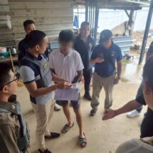 ศูนย์ต่อต้านการฉ้อโกงออนไลน์​ (ACSC) บุกจับกุมแก๊งสแกมเมอร์ 1 ใน 34 เป้าหมายสำคัญของตำรวจสิงคโปร์ หลังหลบหนีไปอยู่บ้านภรรยาที่จังหวัดขอนแก่น