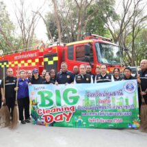 ปทุมธานี-ผ่านพ้นสถานการณ์น้ำท่วม ผู้ว่าฯ เอกวิทย์ ชวนชาวบ้าน ร่วมแรง ร่วมใจ เก็บกวาดทำความสะอาดฟื้นฟูชุมชนวัดตลาดเหนือ หลังจากระดับน้ำลดลง