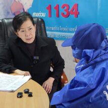 ปทุมธานี!!!พ่อเข็นรถวิลแชร์พาน.ส.เอ (นามสมมุติ) อายุ 35 ปี ในสภาพเป็นสโตรกอัมพาตครึ่งซีก ช่วยเหลือตัวเองไม่ได้ ร้องทุกข์ “ปวีณา” ถูกหลอกไปอุ้มบุญที่จอร์เจีย อ้างว่าจะได้ค่าตอบแทนกว่า 4 แสนบาท