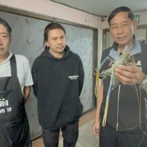 ปทุมธานี“บิ๊กแจ๊ส”บุกให้กำลังใจ เจ๊ดำโภชนา หลังเจอดราม่ากุ้งแม่น้ำทอดเกลือ ยันร้านเก่าแก่คู่ปทุมฯ ราคาโปร่งใส วอนอย่ารังแกคนทำมาหากิน