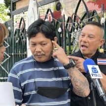 พ่อค้าร้านรองเท้า ตลาดนกฮูกร้อง “จ่าคิงส์” ถูกวัยรุ่นแทงพรุน 18 แผล ปอดฉีก-หวิดดับ หลังห้ามไม่ให้ฉี่หลังร้าน