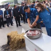 ม็อบแม่จั๊วะฯ “เดือดหนัก” แบกโรงศพบุกศาลากลาง ตะเพิดรองผู้ว่า พ้นจังหวัด ภายใน 24 ชั่วโมง จนท.ขอเวลาตรวจสอบข้อเท็จจริง 15 วัน ม็อบบอก จะมาอีกถ้าไม่คืบ