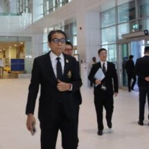 เลขา กกต. สั่ง จนท.รณรงค์การเลือกตั้งไม่ให้ ปชช.เลือกคนแจกเงินซื้อเสียง และไม่รับเงิน    ชี้เป็นภัยต่อชาติและระบอบประชาธิปไตย   ล่าสุดมีคำร้องทุจริตเลือกตั้ง 32 เรื่องแล้ว กกต.