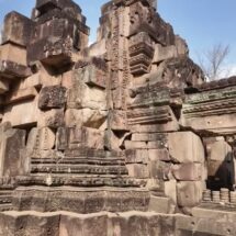เปิดภาพ “ปราสาทตาเมือนธม” หลังหยุดยิงเกือบเดือน ธงไตรรงค์ปักเด่น ตัวปราสาทยังสมบูรณ์เหมือนเดิม เผยปาฏิหาริย์พระพุทธรูปไม่ถูกสะเก็ดระเบิด ทั้งที่บริเวณกำแพงหน้าองค์พระเป็นรูพรุน