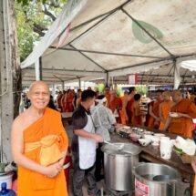 ปทุมธานี-เจ้าอาวาสวัดพระธรรมกายสนับสนุนสนามสอบเปรียญเอก เปิดโรงทานเลี้ยงผู้สอบบาลี ณ วัดสามพระยา