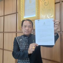 พี่ศรีฯ ร้อง กกต. สอบพรรคเพื่อไทยนโยบายสุ่มแจกเงิน 9 ล้านเข้าข่ายสัญญาว่าจะให้หรือไม่