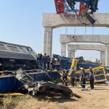ปภ. อัปเดตสถานการณ์รถไฟความเร็วสูงถูกเครนหล่นทับที่โคราช – ล่าสุดเจ้าหน้าที่เร่งดับเพลิงที่ลุกไหม้ตู้รถไฟ นำผู้บาดเจ็บส่งโรงพยาบาล และค้นหาผู้สูญหายเพิ่มเติม