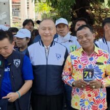 ปทุมธานี เสื้อแดงบุกโวย เสี่ยหนู รับชาญ เบี้ยว เข้าพรรค ขณะควง 8 ว่าที่ ส.ส.พรรคภูมิใจไทย ไหว้เซียนแปะวัดศาลเจ้า ลุยกินก๋วยเตี๋ยวโชว์ความติดดิน