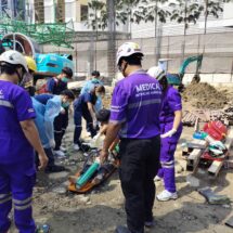 ทาวเวอร์เครนหักกลางอโศก ทับคนงานเจ็บ 2 ราย หนึ่งสาหัส กู้ชีพเร่ง CPR ส่ง รพ.ตำรวจ