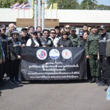 “ผอ.สมท.กอ.รมน.” นำคณะกว่า 70 นาย ลงสุรินทร์ มอบอวน–บังเกอร์–ผ้าห่ม เสริมแกร่งฐานสู้ภัยโดรน เสริมแนวป้องกันชายแดนไทย–กัมพูชา พร้อมเยี่ยมทหารเนิน 350 และมอบเงินช่วยเหลือครอบครัวผู้เสียชีวิต-บาดเจ็บ