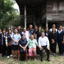 ปทุมธานี“ผู้ว่าฯอาร์ต”ลงพื้นที่เยี่ยมคุณยาย 108 ปี กระซิบถามเคล็ดลับอายุยืน พร้อมมอบสิ่งของและเงินช่วยเหลือผู้สูงอายุ