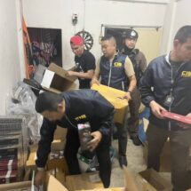 ปคบ. จับแหล่งจำหน่ายบุหรี่หนีภาษีย่านเสรีไทย ยึดของกลางกว่า 1.2 หมื่นซอง มูลค่า 5 แสนบาท