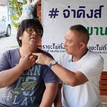 จ่าคิงส์ เตรียมพาหนุ่มหุ้นส่วนร้านอาหารถูกแก๊งมีสีรุมทำร้าย แทงคอหวังฆ่า หลังนัดเคลียร์ปมธุรกิจกับแฟนเก่า แฉมือมีดอ้างเคลียร์ตำรวจได้