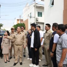 ปทุมธานี-ผู้ว่าฯปทุมธานี ลงพื้นที่บ้านทาวน์เฮาส์ 2 ชั้น เกิดเหตุแก๊สหุงต้มระเบิด ส่งผลให้บ้านเรือนได้รับผลกระทบรวมทั้งสิ้น 8 หลัง ไม่มีผู้บาดเจ็บและเสียชีวิต