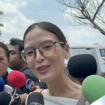 “คริสติน” หอบชุดนอนวันเกิดเหตุ ส่งพนักงานสอบสวนตรวจสอบ ยันจำหน้าเจ้าหน้าที่กู้ภัยได้ และจะดำเนินคดีให้ถึงที่สุด รับ เหตุการณ์ที่เกิดขึ้นทำสภาพจิตใจยังแย่ แต่ชีวิตยังเดินหน้าต่อ