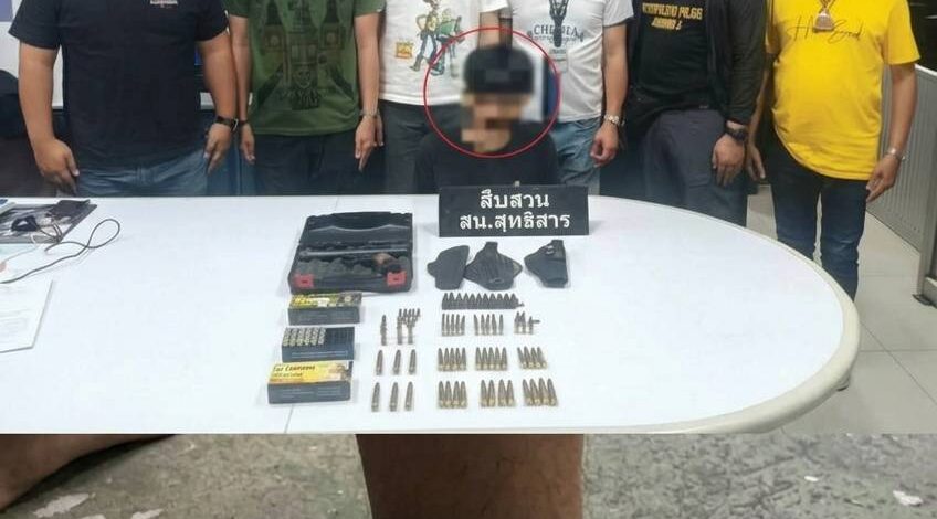 รวบคาเพิงพัก! “หนุ่มกำไล EM” สิ้นฤทธิ์ สืบสุทธิสารบุกทลายแหล่งมั่วสุมริมคลองลาดพร้าว ยึดปืน-กระสุนอื้อ