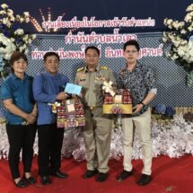 เพื่อชุนชน ! “แม่เลี้ยงติ๊ก” นำทีมแสดงความยินดีกับ “กำนันโจ” พงษ์กำนัน ต.น้ำเลา ที่เข้ารีบตำแหน่ง