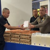 บิ๊กต่อประเดิม”แจกไข่-ข้าวสาร“เปิดโครงการ CIB Point “แต้มความดี มีสวัสดิการ” เปลี่ยนผลงานเป็นแต้มสะสม ลดค่าครองชีพตำรวจ