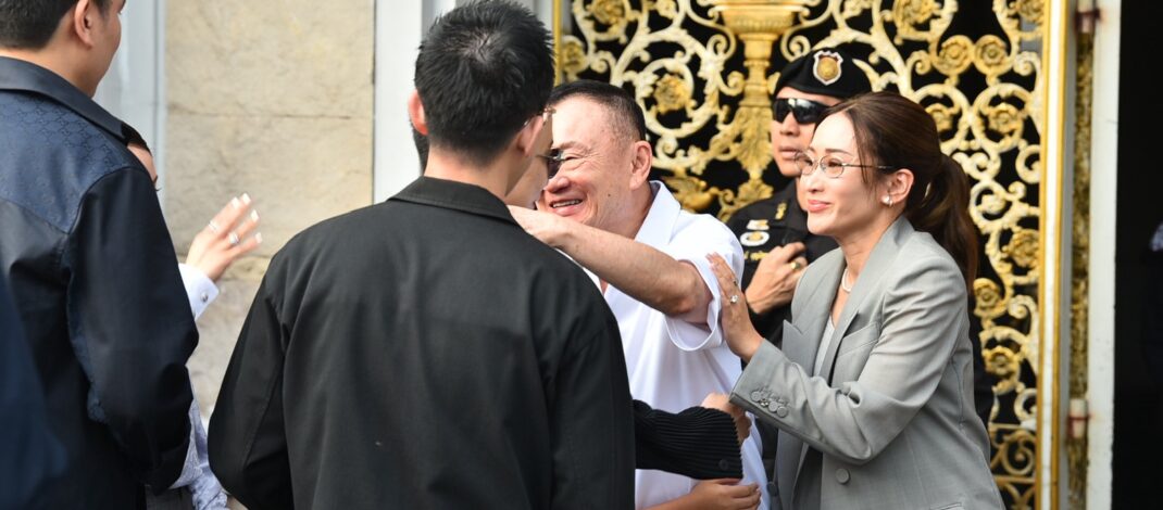 “ทักษิณ” พ้นเรือนจำคลองเปรม โบกมือทักทายผู้สนับสนุน-สวมกอดครอบครัว ก่อนเดินทางกลับ ”บ้านจันทร์ส่องหล้า“ เข้าสู่กระบวนการคุมประพฤติตามเงื่อนไข