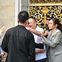 “ทักษิณ” พ้นเรือนจำคลองเปรม โบกมือทักทายผู้สนับสนุน-สวมกอดครอบครัว ก่อนเดินทางกลับ ”บ้านจันทร์ส่องหล้า“ เข้าสู่กระบวนการคุมประพฤติตามเงื่อนไข