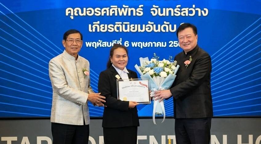 สถาบันการสร้างชาติ จัดพิธีปิดหลักสูตร นสช. EEC รุ่น 9 อย่างยิ่งใหญ่อำนวย ปะติเส” เป็นประธานมอบเกียรติบัตร – นักธุรกิจสาว “อรศศิพัทธ์ จันทร์สว่าง” คว้าเกียรตินิยมอันดับ 1