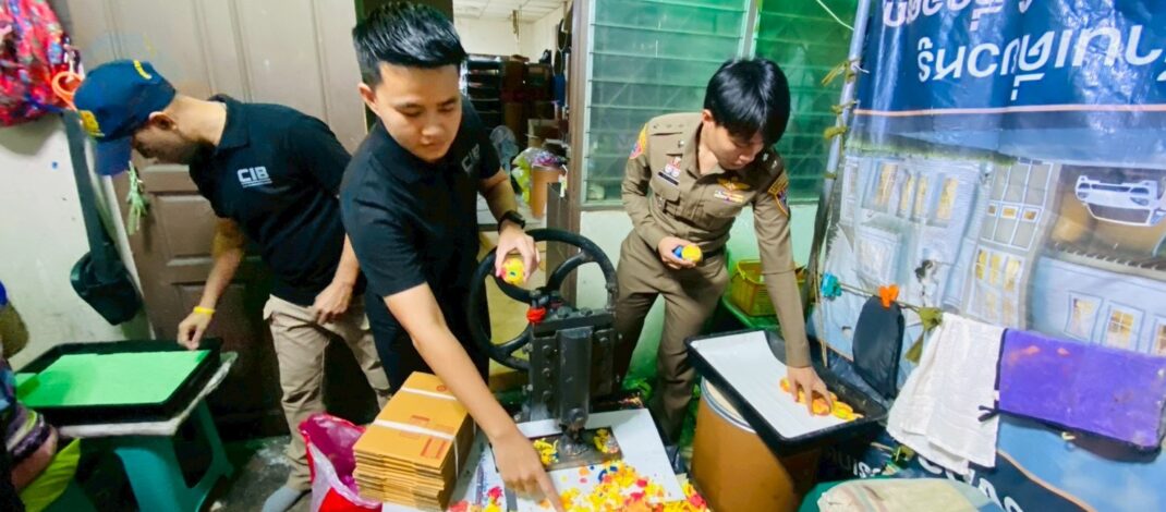 ตำรวจสอบสวนกลาง(CIB) ทลายแหล่งผลิตสบู่ก้อนรีไซเคิล “ปั๊มมือ” คาบ้าน สวมเลขจดแจ้งส่งขายออนไลน์ ยึดของกลางกว่า 1 แสนชิ้น