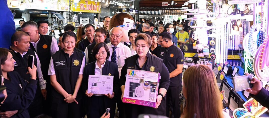 “ศุภมาส”บุกคลองถม สั่งฟันโซลาร์เซลล์ไม่ได้มาตรฐาน อายัดสินค้าจำนวนมาก ลุยตรวจทั่วประเทศ ดันเป็น “สินค้าควบคุมฉลากเฉพาะ” และคุมเข้ม “สัญญาติดตั้ง”