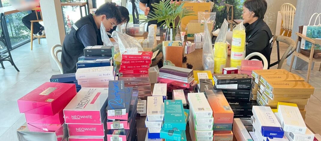 ตำรวจสอบสวนกลาง(CIB) ร่วม อย. ทลายคาเฟ่บังหน้า ซุกโบท็อก-ฟิลเลอร์เถื่อน ส่งขายคลินิกทั่วประเทศ ยึดของกลางกว่า 777 ชิ้น มูลค่ากว่า 4ล้านบาท