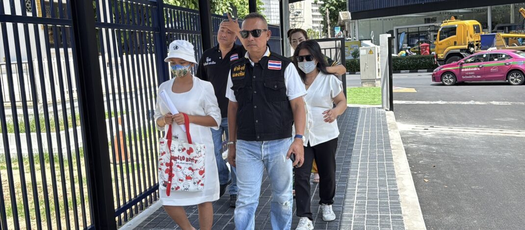 แม่พาลูกสะใภ้ท้อง 8 เดือน ร้องกองปราบขอความเป็นธรรม ลูกชายถูกกลุ่มคู่อริยิง หลังก่อเหตุยังตามมายิงปืน – ปาระเบิดขู่ถึงหน้าบ้าน ผ่านไปเกือบ 1 เดือนคดีไม่มีความคืบหน้า
