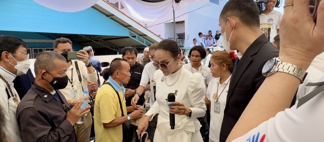 พลังศรัทธาล้นหลาม ผอ.ฟ้าปลื้ม ประชาชนนับพันแห่รับแจกพระเครื่องสมเด็จวัดระฆัง (สายวัง) รอบเที่ยง ในพิธีรำลึก 154 ปี สมเด็จโตฯ
