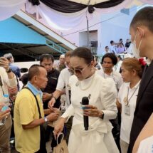 พลังศรัทธาล้นหลาม ผอ.ฟ้าปลื้ม ประชาชนนับพันแห่รับแจกพระเครื่องสมเด็จวัดระฆัง (สายวัง) รอบเที่ยง ในพิธีรำลึก 154 ปี สมเด็จโตฯ