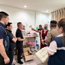 ตำรวจสอบสวนกลาง (CIB) ร่วม สบส. รวบ 2 หมอเถื่อน นัดลูกค้าจิ้มหน้าฉีดโบ เติมฟิลเลอร์คาบ้านพัก ยึดของกลาง รวม 1,110 ชิ้น มูลค่ากว่า 200,000 บาท