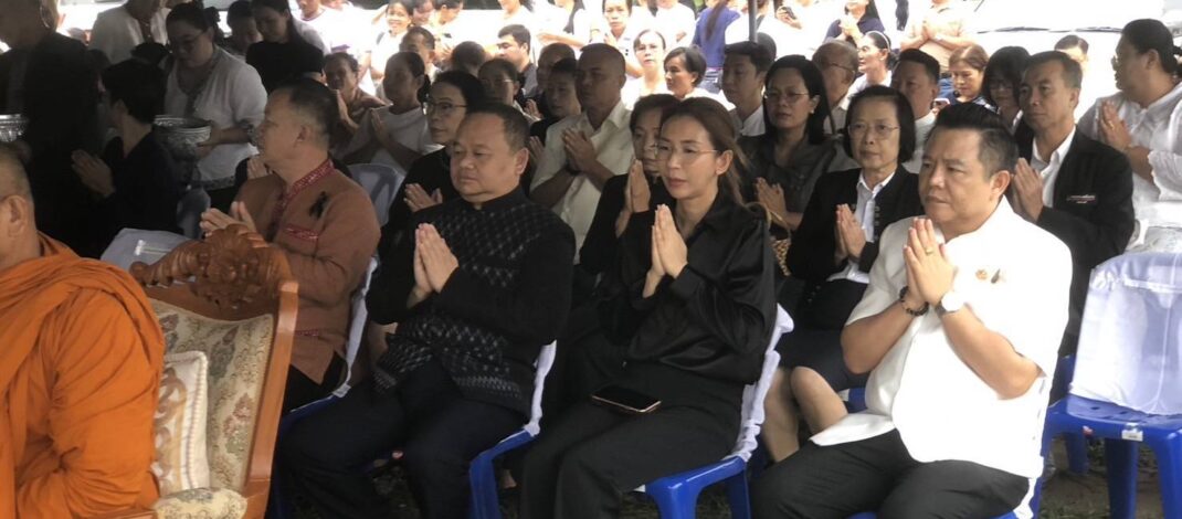 มุกดาหาร ข้าราชการและประชาชน ร่วมพิธีทำบุญตักบาตรข้าวสารอาหารแห้ง เพื่ออุทิศส่วนกุศลแด่พระภิกษุสงฆ์ที่มรณภาพจากอุบัติเหตุรถยนต์พุ่งชน