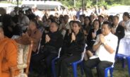 มุกดาหาร ข้าราชการและประชาชน ร่วมพิธีทำบุญตักบาตรข้าวสารอาหารแห้ง เพื่ออุทิศส่วนกุศลแด่พระภิกษุสงฆ์ที่มรณภาพจากอุบัติเหตุรถยนต์พุ่งชน