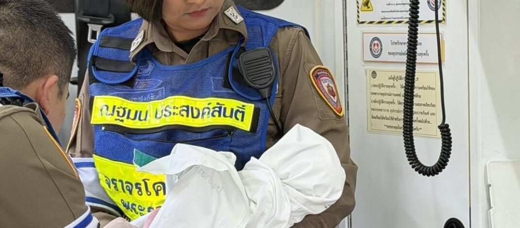 ตำรวจจราจรโครงการพระราชดำริช่วยเหลือหญิงคลอดลูกแฝด
