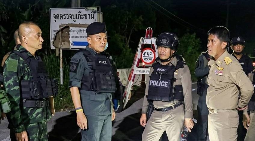 ผู้ว่าฯ นราธิวาส ลุยกลางดึก ลงพื้นที่จุดตรวจบูเก๊ะซามีถูกถล่มยิง-ไปป์บอมบ์ เจ็บ 11 ราย สั่งถกด่วนฝ่ายมั่นคงคุมเข้มป้องกันเหตุซ้ำ