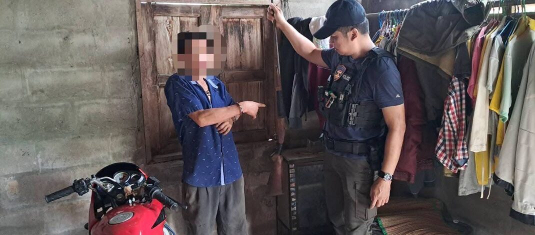 สภ.วังชิ้น “เดินหน้า” กวาดล้างสิ่งผิดกฎหมาย ล่าสุดรวบ 2 ผู้ต้องหาคดีอาวุธปืน พนันออนไลน์ ยาเสพติด นำตัวเข้ากระบวนการบำบัด