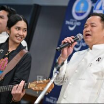 “นายกฯ อนุทิน ชื่นชม ‘เนเน่ รอยัล’ เด็กไทยสร้างชื่อเวที America’s Got Talent มอบของที่ระลึก-ร้อง ‘ซมซาน’ ให้กำลังใจ”