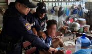สุดสลด! รวบลูกเนรคุณทาสยาคลั่งถีบหน้า-ดึงผมทำร้ายแม่แท้ๆ หลังขอเงินซื้อยาไม่ได้ ไร้สำนึกยิ้มระรื่น ขอกินข้าวไข่ต้มก่อนเข้ากรงขัง