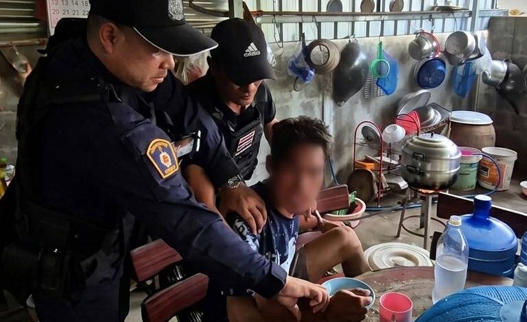สุดสลด! รวบลูกเนรคุณทาสยาคลั่งถีบหน้า-ดึงผมทำร้ายแม่แท้ๆ หลังขอเงินซื้อยาไม่ได้ ไร้สำนึกยิ้มระรื่น ขอกินข้าวไข่ต้มก่อนเข้ากรงขัง