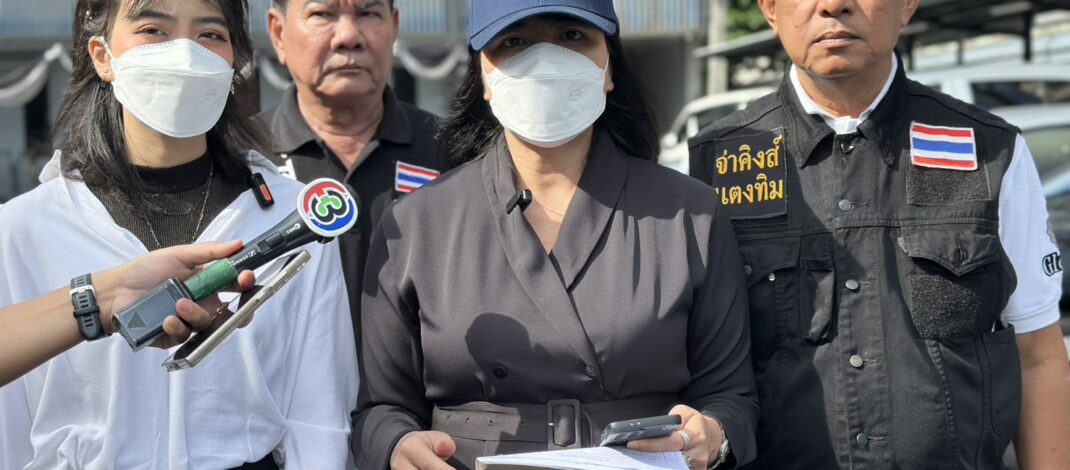 เมีย หมวดทล. ร้องขอความเป็นธรรม ถูกคู่กรณีร้องสื่อบิดเบือนข้อเท็จจริง ยันไม่ได้ข่มขู่เพื่อนบ้าน-ขับรถเร็ว เปิดคลิปถูกคู่กรณีด่าทอปลุกปลุกกระแสจนรู้สึกไม่ปลอดภัย
