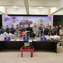 จังหวัดภูเก็ตจัดระเบียบสังคม ลุยตรวจสถานประกอบการคล้ายสถานบริการ หลังประชาชนร้องเรียนลักลอบให้บริการบารากู่ จับผู้ต้องหา 2 ราย มูลค่ารวมกว่า 500,000 บาท