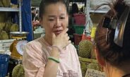 สืบ ตม.1 เปิดเกมล่า ไม่ให้อยู่! รวบ “เจ้เจีย” อาชญากรจีนหนีคดีโกง 200 ล้าน ซุกตัวเป็นแม่ค้าทุเรียนข้างตลาดไท