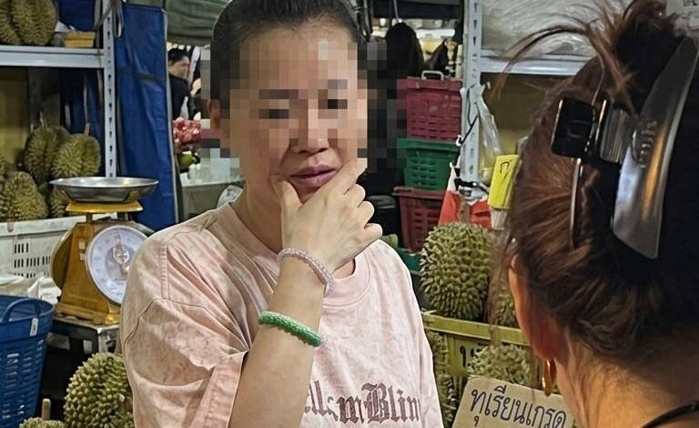 สืบ ตม.1 เปิดเกมล่า ไม่ให้อยู่! รวบ “เจ้เจีย” อาชญากรจีนหนีคดีโกง 200 ล้าน ซุกตัวเป็นแม่ค้าทุเรียนข้างตลาดไท