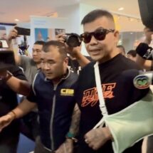 ”โทน บางแค“ ฝืนยิ้ม หลังถูกคุมตัวเข้า บช.ก. เจ้าตัว ลั่น พร้อมเข้าสู่กระบวนการ ยิ่งถูกตรวจสอบก็ยิ่งสง่างาม ยืนยันไม่ได้หนี