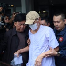ตำรวจ บก.ป. คุมตัว “นายโชติ” อดีตเจ้าอาวาสวัดพุทไธศวรรย์ พร้อม “สีกาเอ๋” ฝากขังศาลอาญาคดีทุจริตฯ ภาค 1 จ.สระบุรี หลังถูกดำเนินคดีทั้งข้อหายักยอกทรัพย์ ปฏิบัติหน้าที่มิชอบหรือทุจริต และสมคบกันร่วมกันฟอกเงิน ขณะที่ทั้งคู่ปิดวาจาไม่ตอบคำถามสื่อ ด้านตำรวจคัดค้านประกัน เกรงหลบหนีและยุ่งเหยิงพยานหลักฐาน