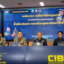 กองปราบฯ ร่วม ปปง.-สำนักพุทธฯ บุกจับอดีตเจ้าอาวาสวัดพุทไธศวรรย์ พร้อมสีกาคนสนิท ปมเงินวัดสูญกว่า 100 ล้าน ยึดทรัพย์รวมกว่า 215 ล้าน จาก 6 จุด แจงปม “โต๊ะกลมสีแดง” หลังถูกถามเหตุใดตำรวจต้องยึด ชี้ไม่ใช่ประเด็นคดีอาญา แต่เป็นการ “กวาดสิ่งปฏิกูลออกจากวัด” พร้อมเร่งแกะเส้นทางเงิน-ขยายผลหาผู้เกี่ยวข้อง