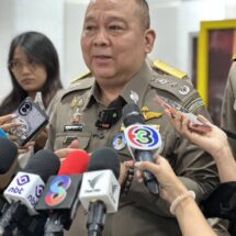 ผบช.ก.เผยคืบหน้าคดีวัดพุทไธศวรรย์ฯ หลังจับ “นายโชติ-นางเอ๋” ยึดเงินสดแล้ว แต่ยังไม่อายัดบัญชี พบ “นายโชติ” มีเงินในบัญชีเบื้องต้นราว 300 ล้านบาท ส่งข้อมูลให้ ปปง.ตรวจสอบเส้นทางการเงิน เตรียมเดินหน้าต่อเฟส 2-3 ย้ำกองปราบฯ เน้นคดีอาญา ส่วนกระแสวัดจุฬามณีขณะนี้ยังไม่มีพยานหลักฐานชัดเจนเพียงพอว่ามีความผิด ขอประชาชนแยกแยะเรื่องศาสนากับพฤติกรรมบุคคล ยืนยันตำรวจยึดพยานหลักฐานและข้อเท็จจริงเป็นหลัก